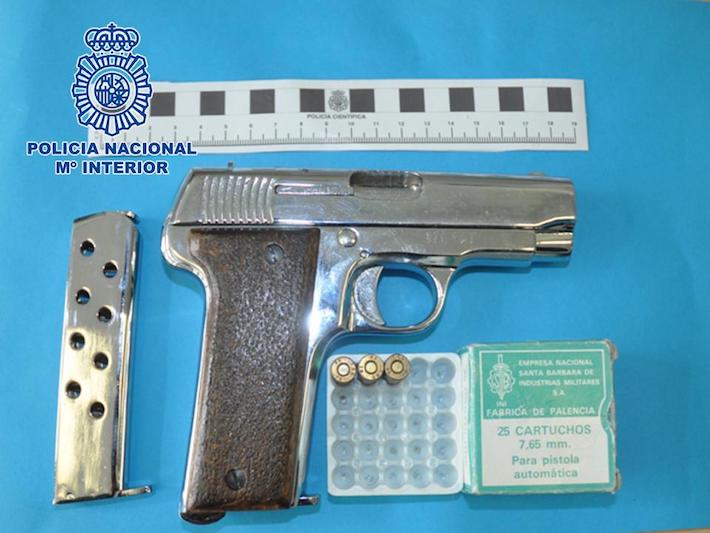 La Policía Nacional detiene a un varón que guardaba una pistola en el domicilio de su expareja
